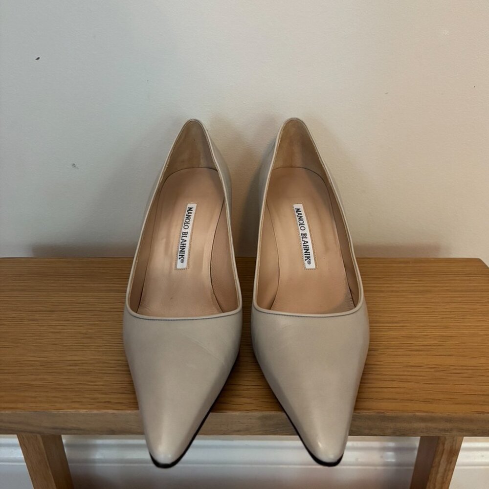 Manolo Blahnik BB 105 Leather Light Grey Pumps Heels Pointed Toe Shoes